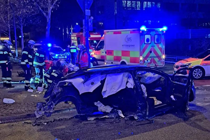 München BY – Zwei Tote bei schwerem Unfall von Renault und Porsche