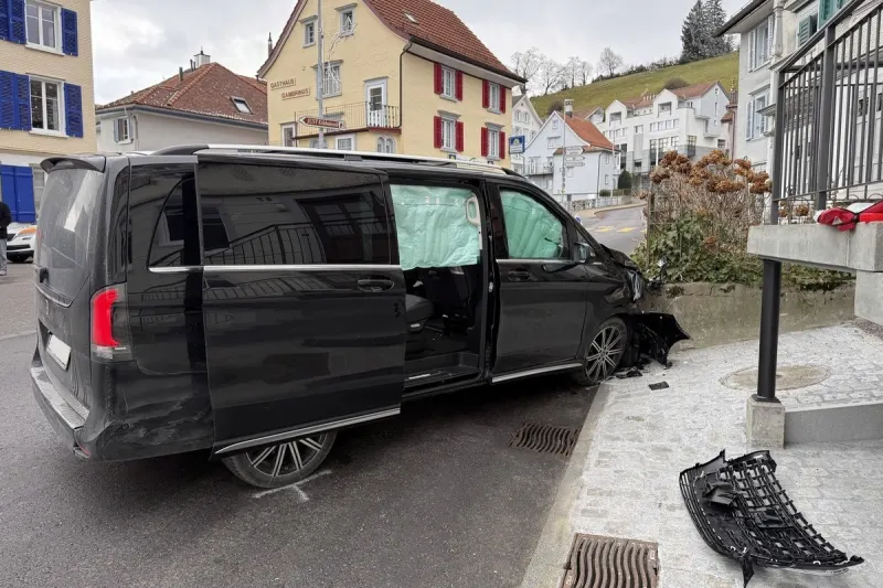 Walzenhausen AR – Mit Kleinbus verunfallt