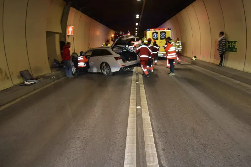 San Bernardino GR - Zwei Personen musste aus dem Auto im Tunnel befreit werden