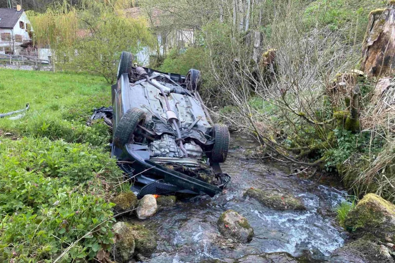 Nunningen SO - Auto gerät abseits der Strasse und überschlägt sich