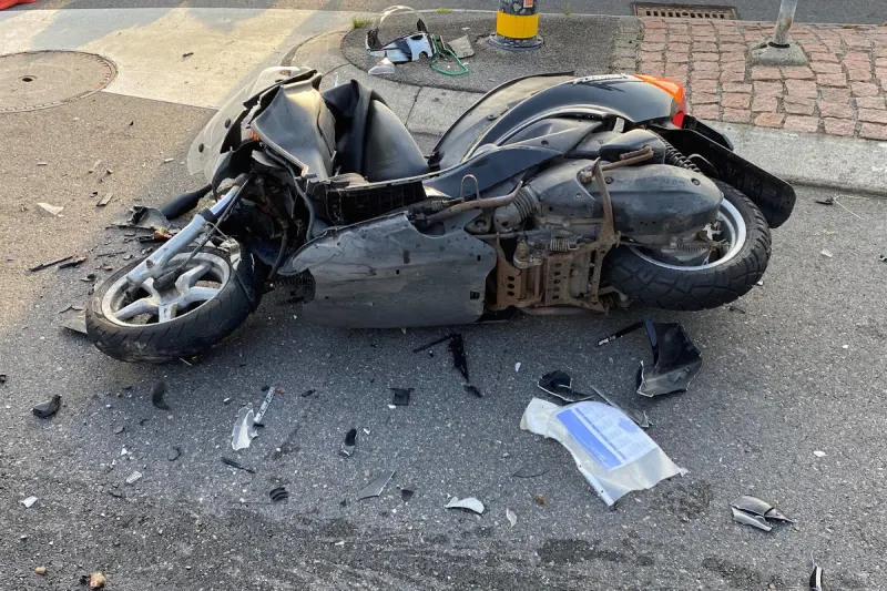 Baar ZG – Rollerfahrerin bei Kollision mit Auto verletzt