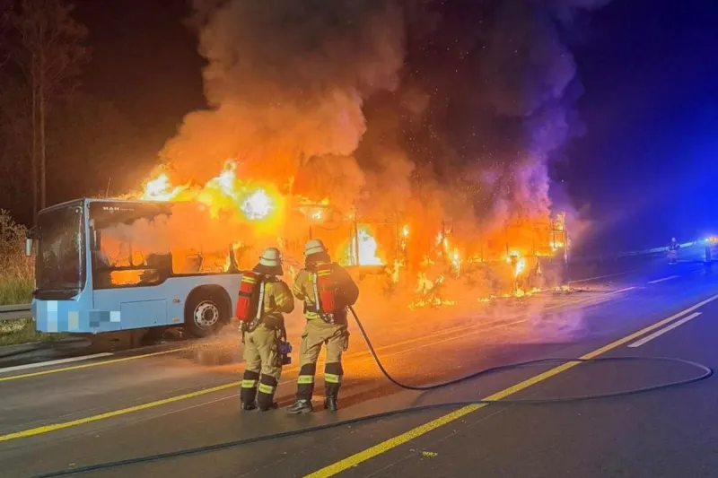 Bad Honnef – Gelenkbus auf der A3 brennt vollständig aus
