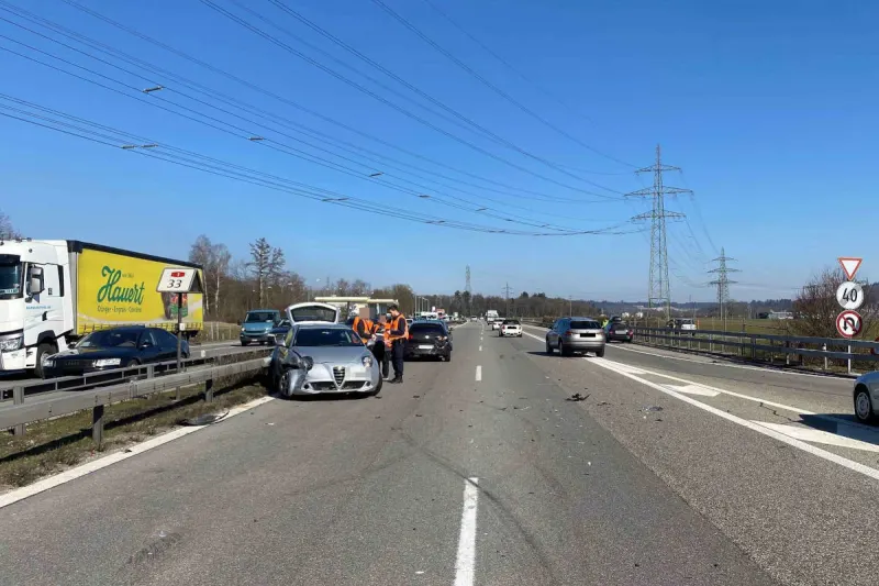 A1 bei Flumenthal – Auffahrkollision mit vier Personenwagen