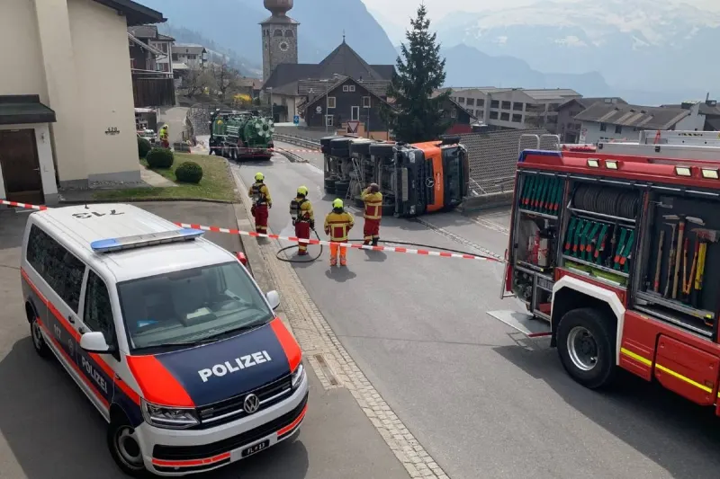 Triesenberg FL - Spektakulärer Selbstunfall eines Betonmischers