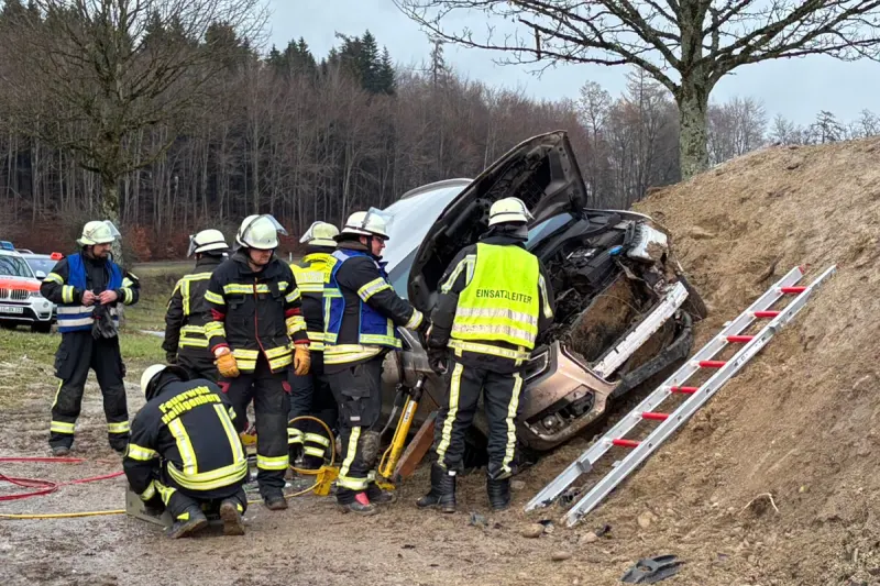 Heiligenberg BW – Fahrerin nach Unfall auf Erdwall eingeschlossen