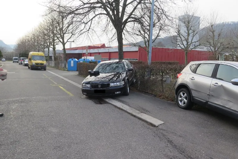Gelterkinden BL -  In vier parkierte Personenwagen gedonnert