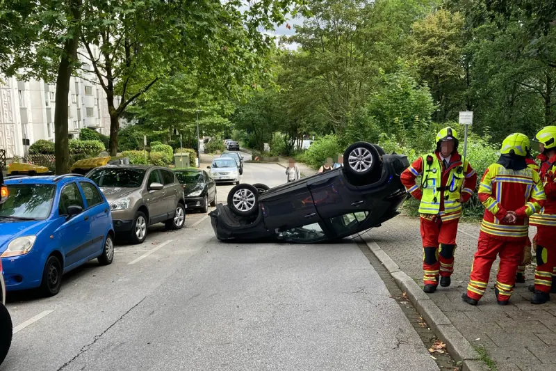  Heiligenhaus - Toyota überschlägt sich bei Unfall 