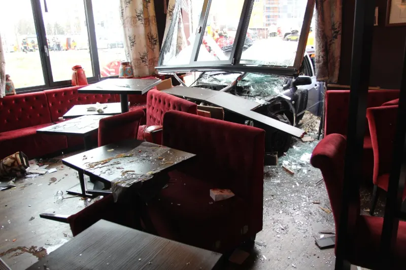 Leonding - Nach Überholmanöver Restaurant Schaufenster durchbrochen und Gäste verletzt!