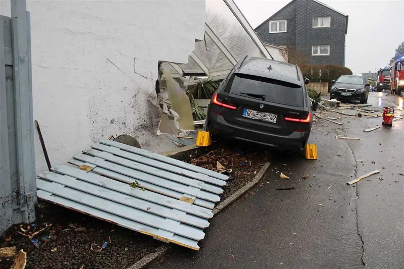Wermelskirchen - BMW rast in eine Hauswand - Einsturzgefahr!