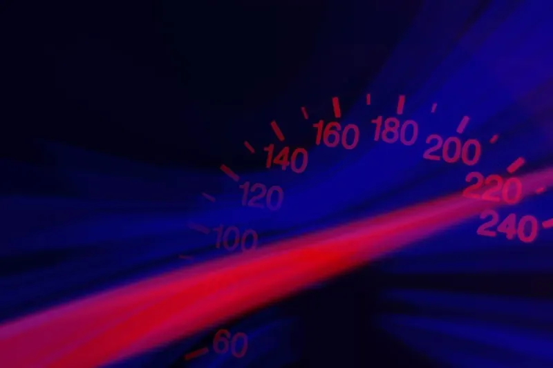 Eggendorf – Ohne Führerschein mit über 180 km/h durch Ortsgebiet
