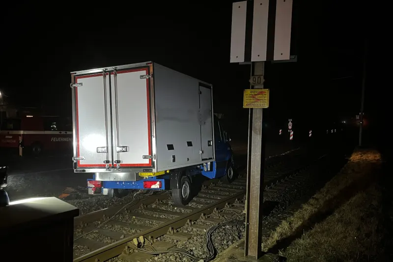 Hitzkirch LU – Lieferwagen bleibt im Geleise-Schotter stecken