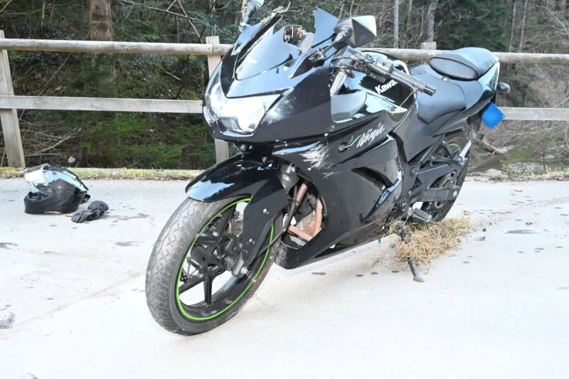  Gähwil SG - 24-Jähriger verliert Kontrolle über Motorrad und verunfallt
