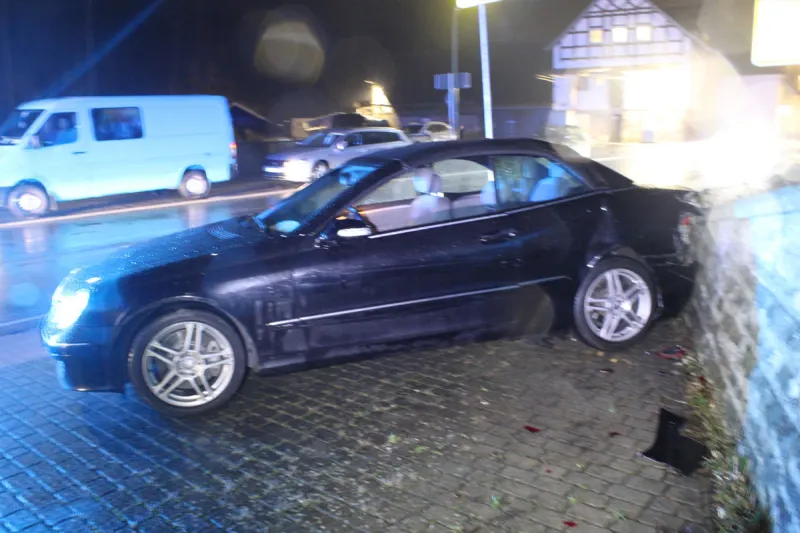 Warstein NW – Fahrer (84) verwechselt Gang und verursacht Unfall