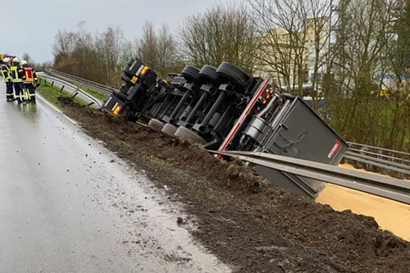 Twistringen - Lkw kippt um - 95'000 Euro Schaden