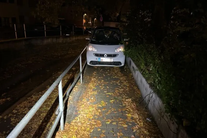 Dreieich HE – Smart auf Gehweg festgefahren