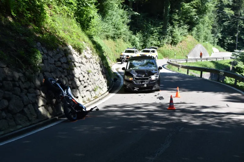 Verkehrsunfall in Rehetobel - Schwer verletzte Personen nach Frontalkollision