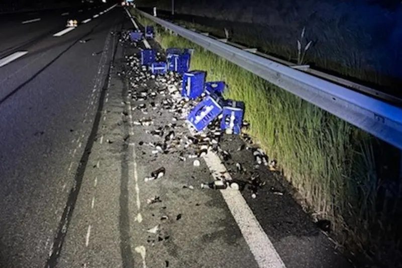 A1 Oyten NI – Alkoholisierter Lkw-Fahrer verliert Ladung nach Unfall