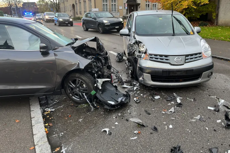 Weinfelden TG - Autofahrerin kollidiert mit zwei Fahrzeugen 