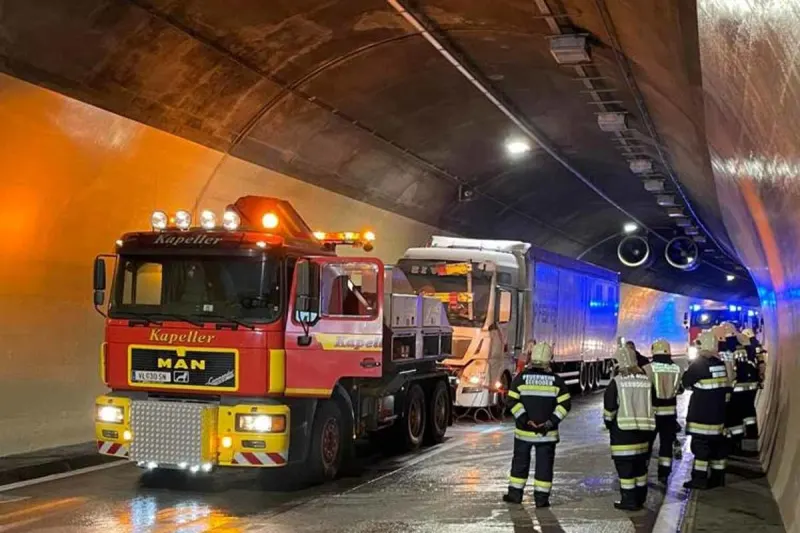Spittal an der Drau - LKW Brand im Tunnel 