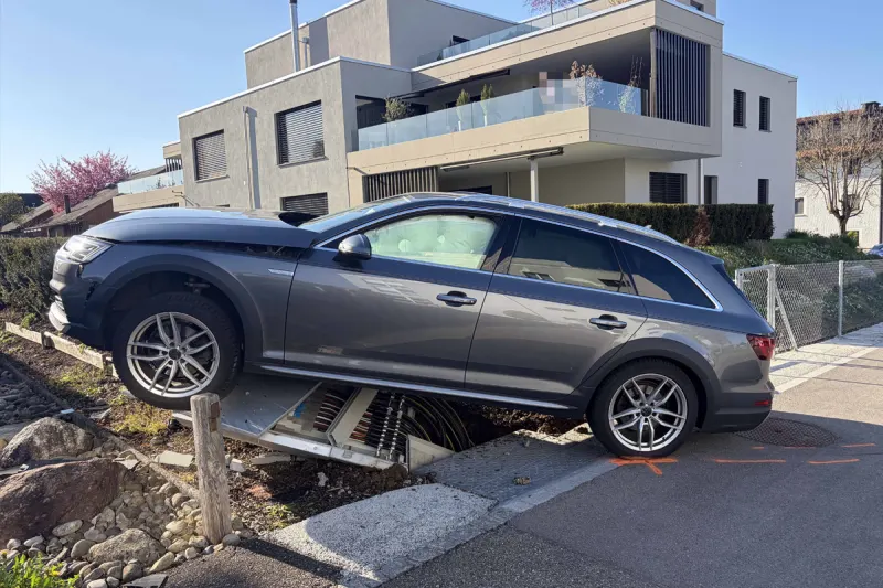Oberuzwil SG – Selbstunfall mit Auto verursacht Stromunterbruch