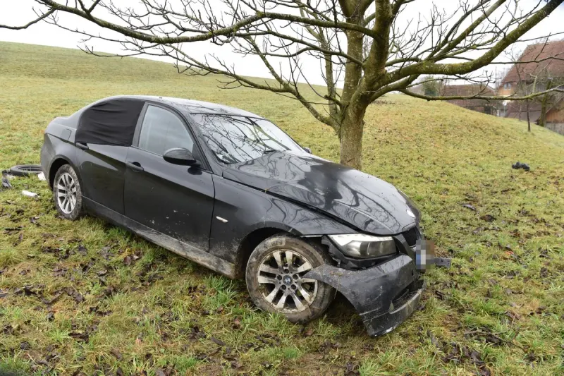 Nennigkofen SO – Fahrzeug prallt bei Unfall gegen Baum
