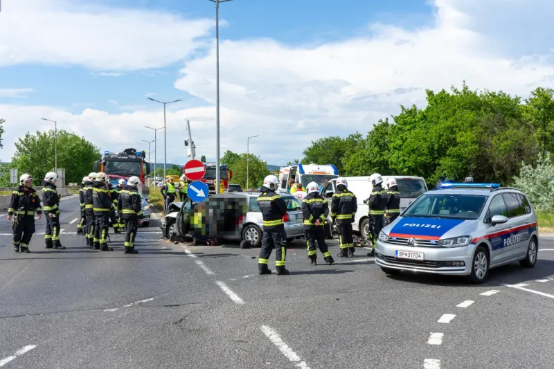 Brunn am Gebirge – Drei Verletzte nach Unfall mit Transporter