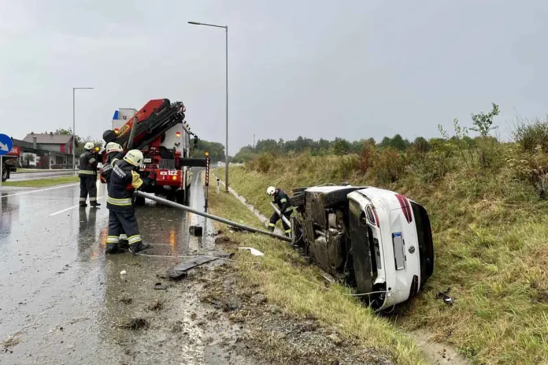 Oberwart – Zwei Straßenlaternen gerammt und sich überschlagen