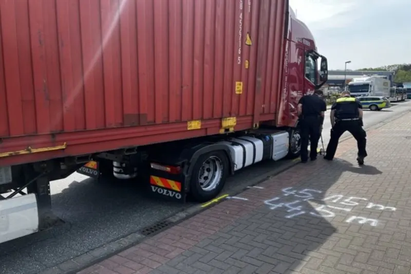 Radfahrer kollidiert mit Sattelzug in Buxtehude 