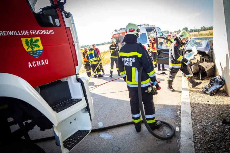 Tödlicher Unfall in Achau - Auto kracht frontal gegen Portal der Eisenbahnunterführung