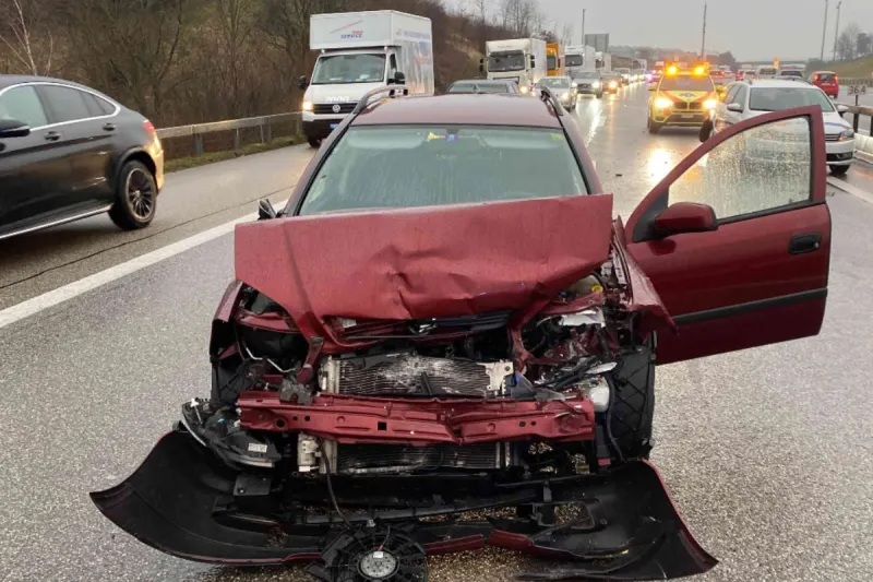 Oberbipp SO - Auffahrkollision mit drei Fahrzeugen 
