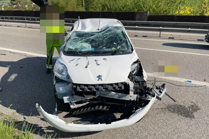 A3 Hornussen AG – Fahrzeug bei Selbstunfall überschlagen
