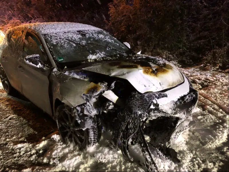 Odenthal – Vier Verletzte und ein brennender Pkw nach Verkehrsunfall