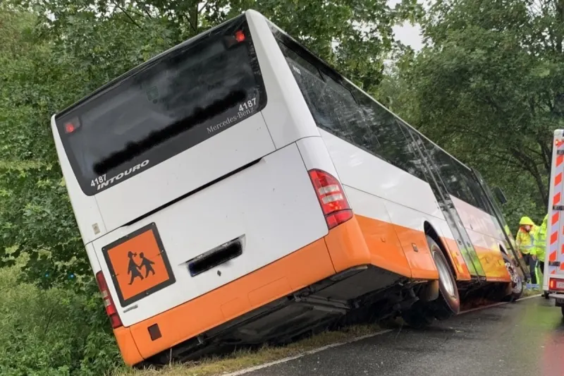 L489 zwischen Graste und Netze NI - Bus von der Fahrbahn abgekommen 