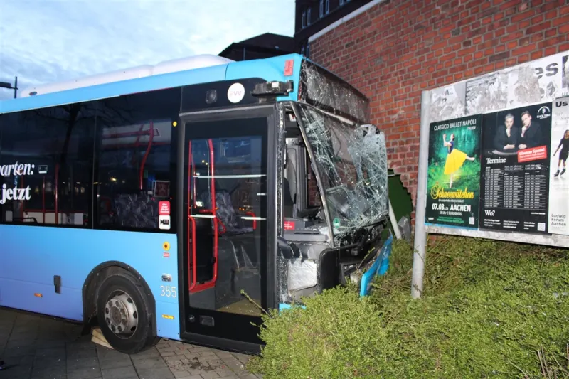 Unfall in Aachen NW - Bus prallt gegen eine Wand 