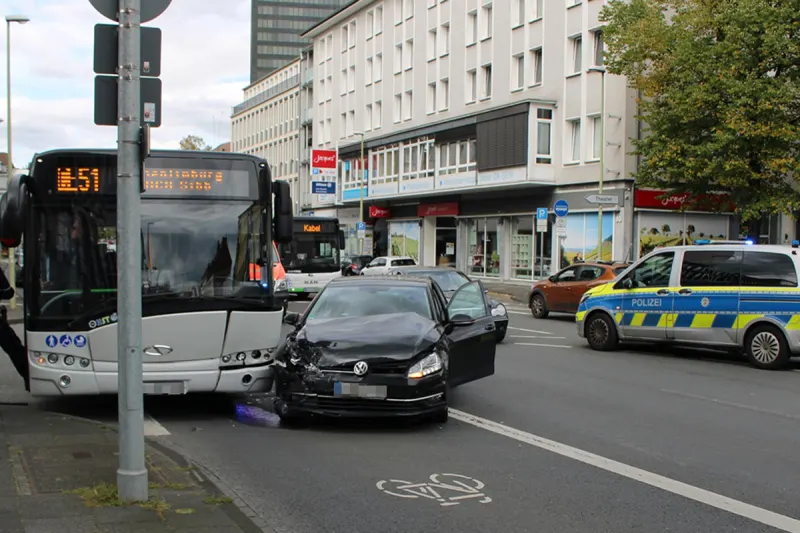 Hagen NW – Drei Verletzte nach Unfall von Pkw und Bus