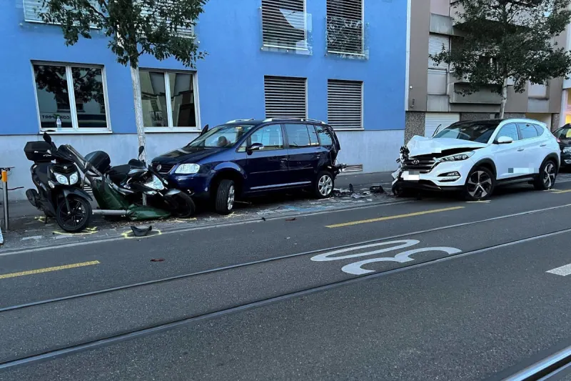 Stadt Basel – Alkoholisierter Lenker kracht in parkierte Fahrzeuge