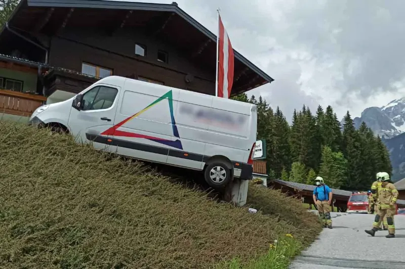 Ramsau am Dachstein - Arbeiter von Lieferwagen erfasst und schwer verletzt