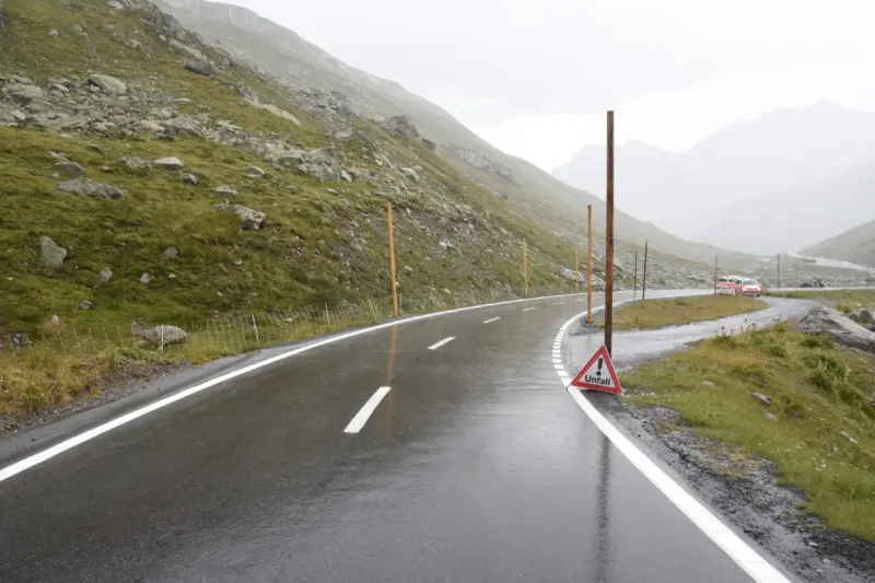 Susch GR - Töfffahrer landet auf dem Flüelapass nach Überholmanöver in Schneepfosten