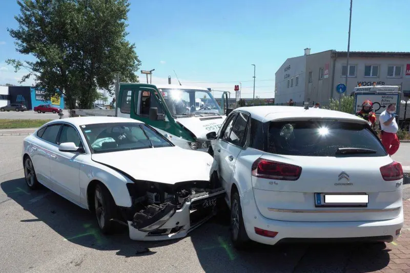 Biedermannsdorf - Vier Verletzte bei Unfall auf Kreuzung