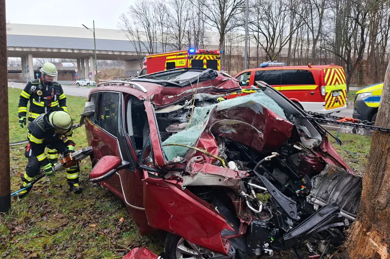 München BY – 91-jähriger Autofahrer stirbt nach Unfall
