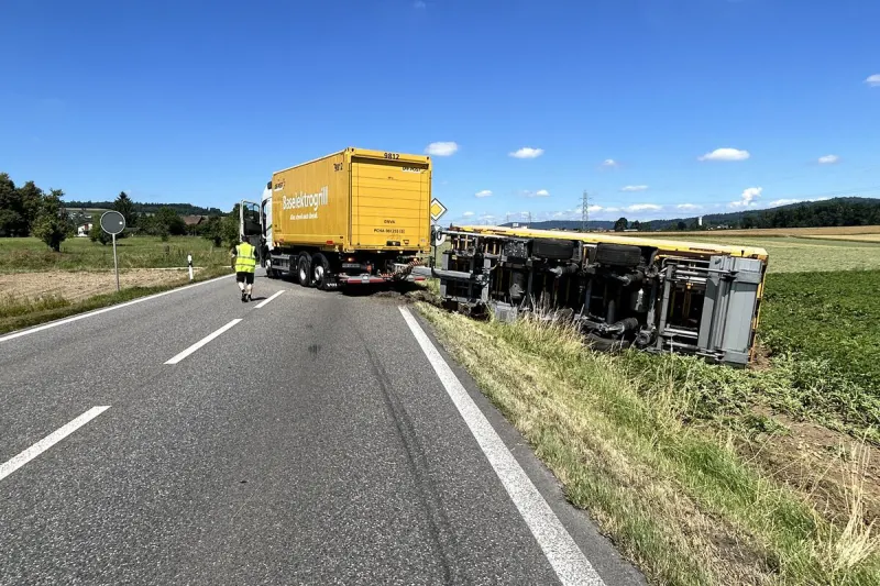 Villmergen AG – Anhänger eines Lastwagens kippt bei Selbstunfall um 