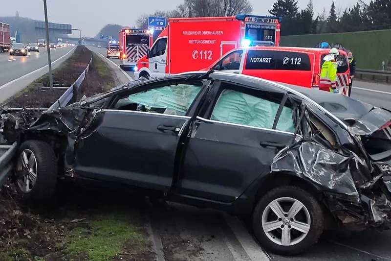 Oberhausen - Auto überschlägt sich auf der A2 - Vollsperrung der Autobahn war die Folge!
