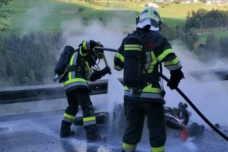 Mühlbachl - Motorrad fing nach Unfall Feuer