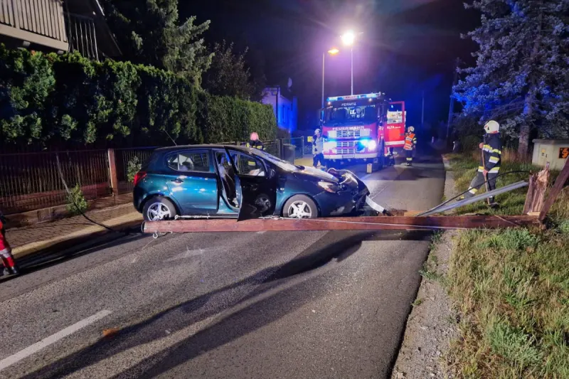 Fernitz-Mellach – PKW mit Strommasten kollidiert