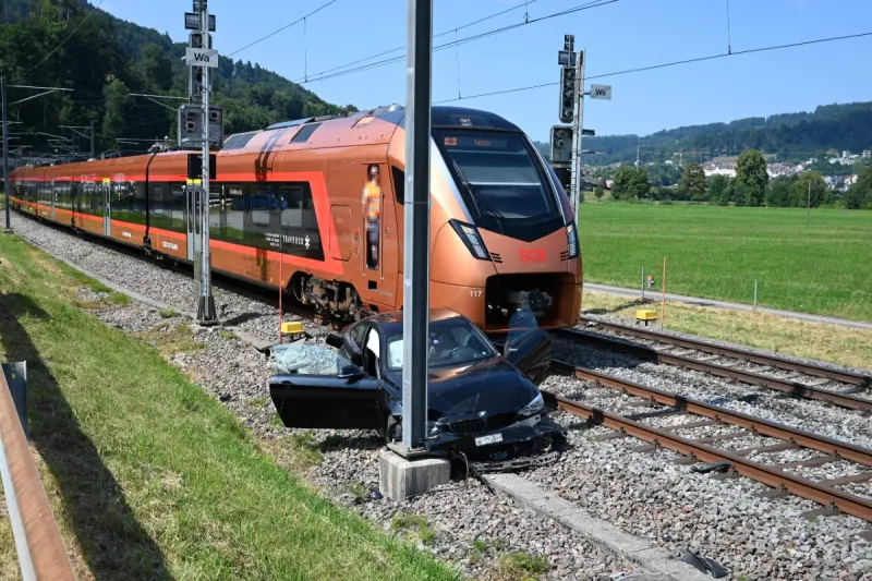  Wattwil SG - BMW landet auf Gleisbett - zwei Verletzte nach Kollision mit Zug!