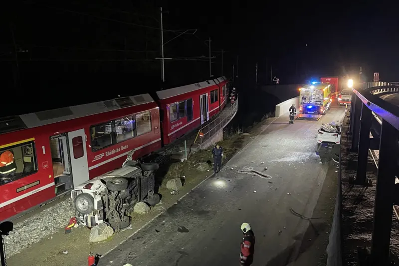 Miralago GR – Auto stürzt ins Gleis und wird von Zug gestreift