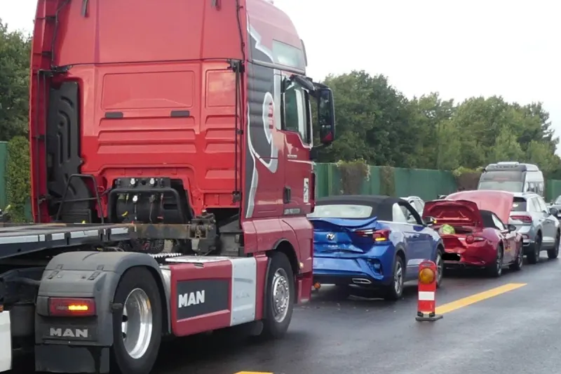 A27 Bremerhaven HB – Auffahrunfall im Stau mit vier beteiligten Fahrzeugen
