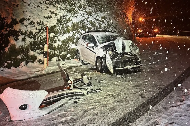 Unfall in Schwellbrunn AR – Auto kollidiert mit Salzstreuer