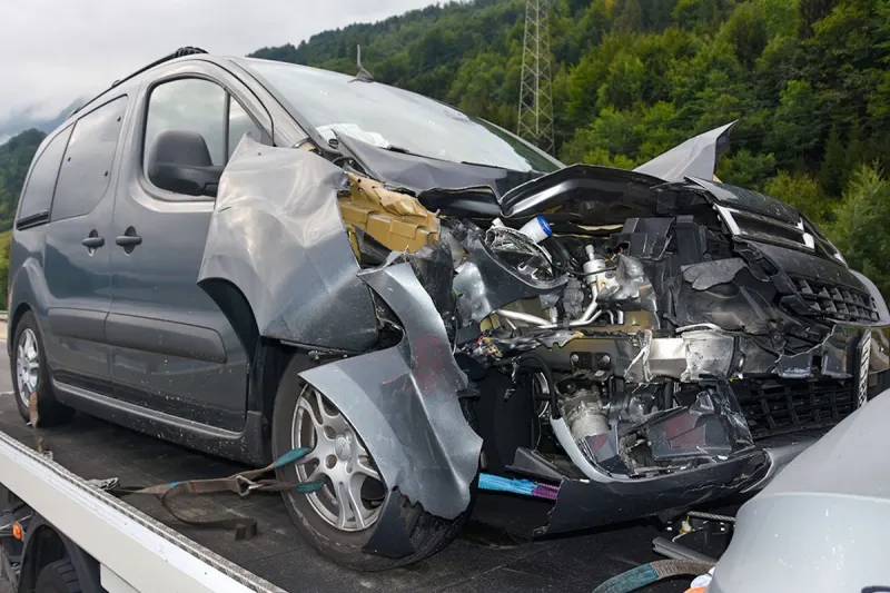 Verkehrsunfall in Beckenried NW - Überholmanöver endet mit Totalschaden und fünf Verletzten