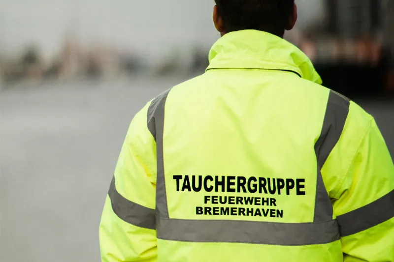 Bremerhaven – Mann und Hund aus Hafenbecken gerettet